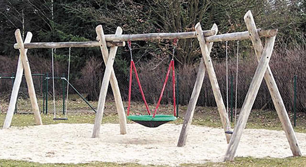 Q-27_Dreifachschaukel-